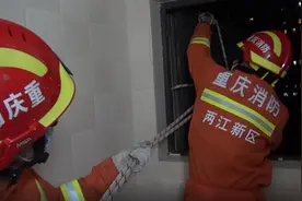 风太大重庆一19楼居民窗户悬在室外摇摇欲坠，消防紧急排险图片