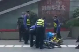 外卖员违规遭多名城管拖行？深圳警方通报案情图片