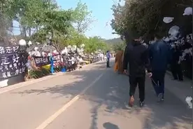 西昌市民自发悼念扑火英雄，树上扎满纸花视频封面