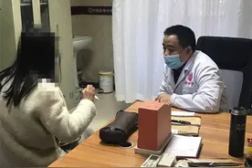 为什么有人满脸痘，而有人从来不长痘？肤康中研医生：原因很明确图片
