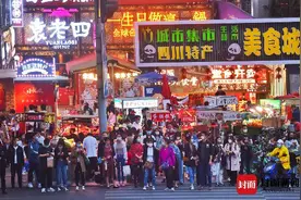 夜色下的成都 街头熙熙攘攘繁华再现图片