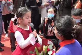 50秒丨欢迎援湖北的妈妈回家，“小开心”唱歌《听我说谢谢你》图片