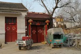 众人围观下，家门被一脚踹开！“大衣哥”朱之文：不和他一般见识，但心里委屈图片