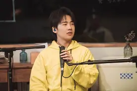 郭麒麟宠溺撸猫超有爱 配音《甄嬛传》秀台词功底图片