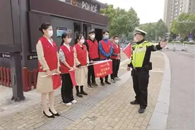 南京新手考驾照 先上站岗执勤“必修课”图片