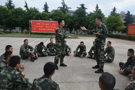 “微课”进军营，官兵争当小讲师图片