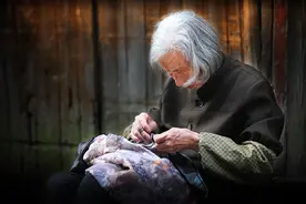 夜读丨季羡林：一想到生身母亲和祖国母亲，我就心潮腾涌图片