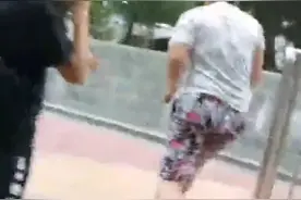 可怕！一女子在公厕方便，突然相邻隔间伸过来一只手，手里还拿着这个图片