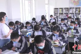 高考倒计时50天：新疆学子笔记本变绘画本 温故更有兴趣图片