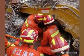 救援｜挖掘机连人带车被埋压 消防员80分钟生死营救图片