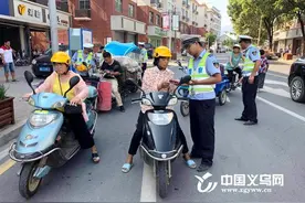 还记得一线工人安全帽一砸就碎的场景吗？电动车头盔亟需出台国家标准图片