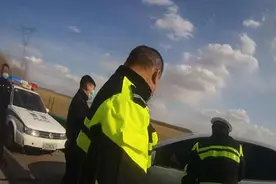 吉林双辽男子酒驾拒绝检查 警告无效后民警破窗执法图片