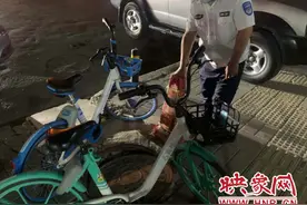 窨井盖成“跷跷板”行人踩上当场摔倒图片