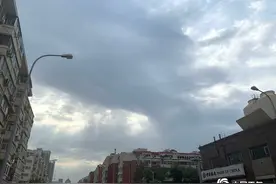 天津：乌云压顶 雷雨倾盆图片