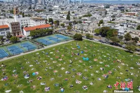 美国新冠肺炎确诊超166万人 小长假多地现民众聚集图片