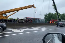 上海高速今晨发生多起事故！集卡冲破隔离带撞向对方车道……图片