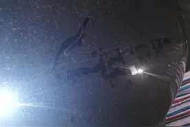 14岁男孩划伤小区11辆车，爷爷看完监控忍不住落泪！接下来的举动让人叫好图片