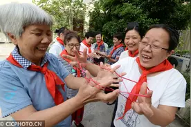 “老顽童”重温儿时欢乐图片