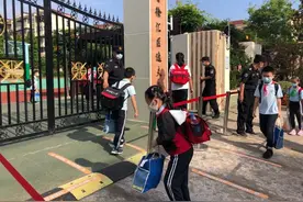 坐电动车上学，有一半家长和同学佩戴头盔｜返校开学日图片