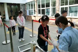 今天嘉定最小一批“神兽”回归校园啦！直击大型“网友见面”现场图片