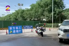 惊！西安一路面出现深坑，探查发现竟是墓道？官方回应来了图片