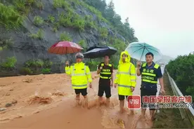 暴雨引发山体塌方，阳朔至桂林高速公路一度中断图片