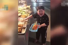 午FUN｜姐姐用弟弟零花钱请弟弟吃烤串 得知真相弟弟瞬间变脸图片