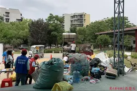 垃圾清运车进小区，回收分类垃圾上千斤图片