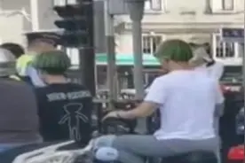 济南俩小伙当街戴西瓜皮头盔火了！交警蜀黍真是煞费苦心图片