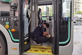 上海不少公交车上多了一道“门”，防爆钢化玻璃材质，还可反锁图片