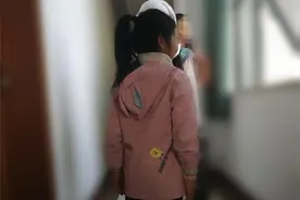 曾经，妹妹是她的“拐杖”！现在，患脑瘫的她终于可以独立行走了图片