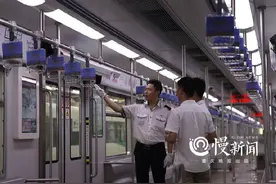 重庆2号线首趟列车司机：那时车一开乘客就发出“哇”的惊叹声图片
