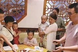 错换人生28年 两个小伙首次与亲生父母一起过生日图片