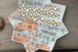 小学生公交车上写作业 下车时她给驾驶员留下这张暖心纸条图片