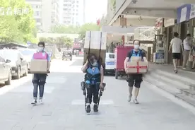 搬冰箱如同背书包！这套“战衣”让他们“飞”着送快递图片