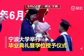 热点 | 毕业典礼现场求婚！吃狗粮的剧情安排上了…图片