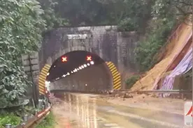 桂柳高速大端隧道口边坡坍塌，往桂林只剩一条车道可通行图片