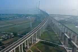 沪苏通长江公铁大桥通车：我国自主设计建造，主跨超千米图片