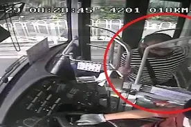 上错短线车，广州6旬老汉一拳打碎公交驾驶室玻璃图片