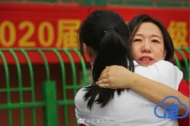 镜头：“别紧张，我会一直陪着你”图片