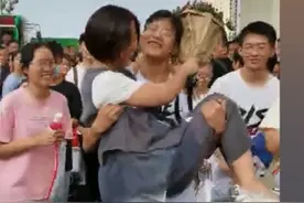 激动！男生走出考场给老师来了个公主抱，网友：这一抱满含感恩图片