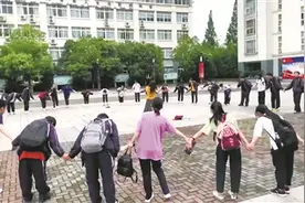 学生们将老师围在中间鞠躬谢恩图片