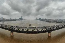 早高峰的武汉长江大桥和汉阳江滩｜图集图片