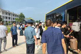 千余名中考师生点赞吉安运管汛期送考图片