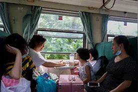 醴茶铁路恢复客运运营，坐上绿皮火车感受慢生活，有学生高考后专门来体验图片