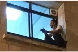 写着都哭了…巴勒斯坦青年每晚爬窗探望感染新冠的母亲，最终在窗外看着她离世图片