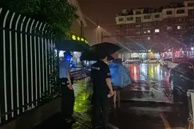 南谯义警解民忧，雨夜撑伞显真情图片