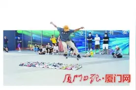 滑板少年多了专业场地太少 在广场上练习存在安全隐患图片