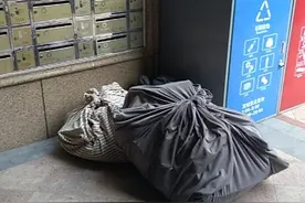 杭州一小区给快递小哥发“浙A车牌”被指违法？物业回应：管理需要，已收回重做图片