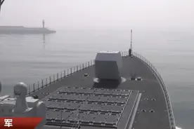 央视曝光055万吨大驱最新画面 在某海岛外演练对岸上目标射击图片